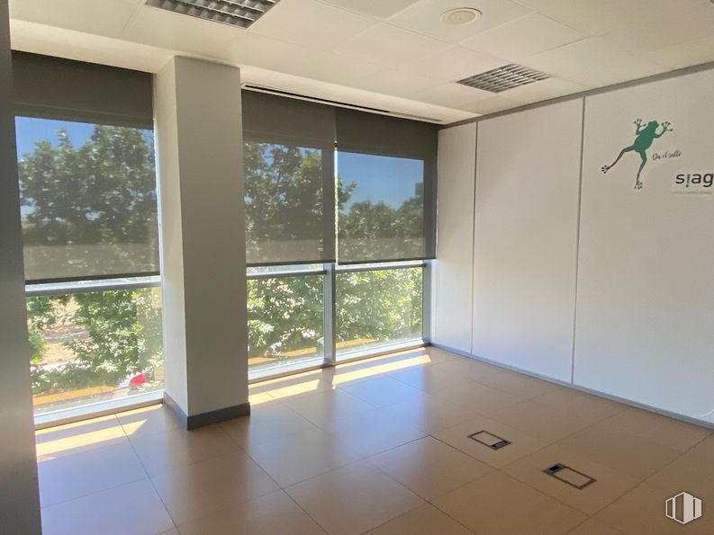 Oficina en alquiler en Edificio Inbisa, Avenida Pirineos, 7, San Sebastián de los Reyes, Madrid, 28700 con armario, planta, propiedad, ventana, edificio, accesorio, sombra, diseño de interiores, casa y madera alrededor