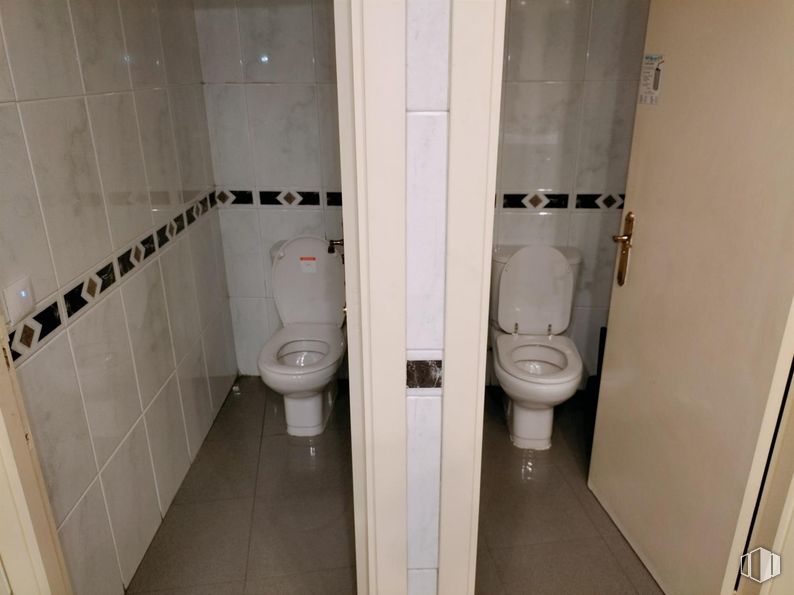 Oficina en venta en Edificio Alcocer 47, Calle Alcocer, 47, Villaverde, Madrid, 28041 con inodoro, asiento del inodoro, cuarto de baño, accesorios de fontanería, suelos, suelo, fontanería, azulejo, suelo de baldosas y habitación alrededor