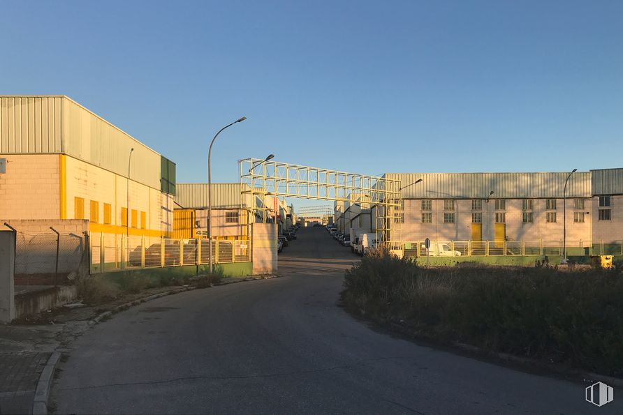 Industrial for rent at Polígono Industrial Albresa, Valdemoro, Madrid, 28342 with building, sky, street light, window, plant, road surface, house, residential area, city and dusk around