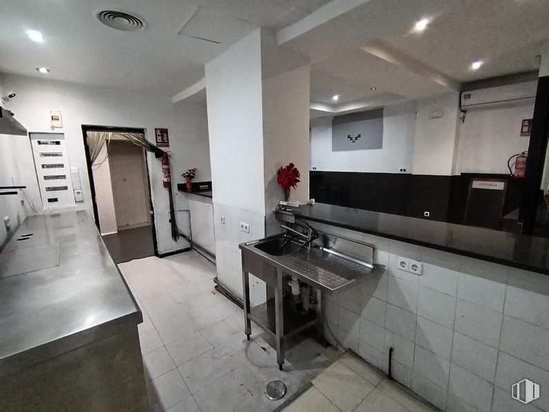 Local en alquiler en Travesía Ronda, 6, San Blas - Canillejas, Madrid, 28022 con encimera, suelos, suelo, interiorismo, techo, azulejo, aluminio, cocina, suelo de baldosas y limpieza alrededor