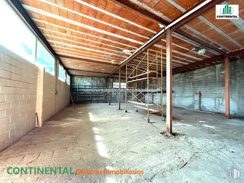 Nave en alquiler en Calle Santa Emilia, Collado Villalba, Madrid, 28400 con madera, sombra, línea, haz, suelo, hall, inmobiliario, edificio, material compuesto y material de construcción alrededor