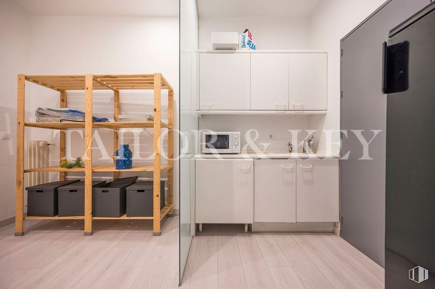 Oficina en alquiler y venta en Calle Serrano, Salamanca, Madrid, 28001 con mueble, ebanistería, alacena, suelos, suelo, interiorismo, madera, techo, alumbrado y estantería alrededor