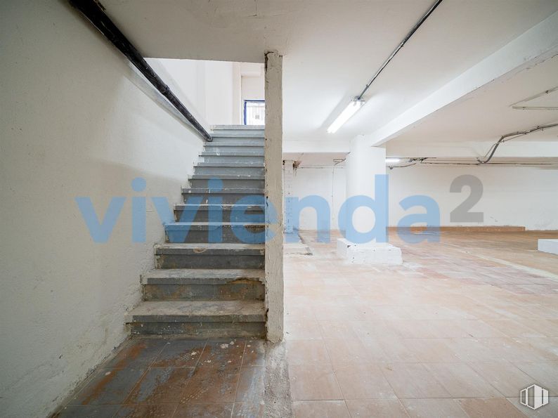 Local en venta en Calle Francisco Villaespesa, Ciudad Lineal, Madrid, 28017 con suelo, suelos, sótano, hall, iluminación natural, escayola y escaleras alrededor