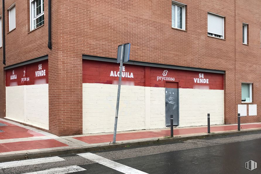 Retail for sale & for rent at Calle Cordel de Valladolid, 6, Collado Villalba, Madrid, 28400 with building, window, property, fixture, rectangle, brickwork, building material, road surface, asphalt and brick around