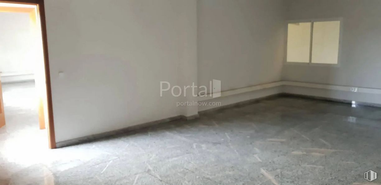 Industrial for sale at Calle Isaac Peral, Valdemoro, Madrid, 28341 with cabinetry, wood, grey, floor, paint, fixture, material property, composite material, flooring and hardwood around