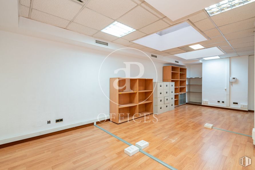 Oficina en alquiler en Calle Sancho Dávila, Salamanca, Madrid, 28028 con estantería, mueble, lámpara, alumbrado, madera, edificio, hall, interiorismo, suelos y suelo alrededor