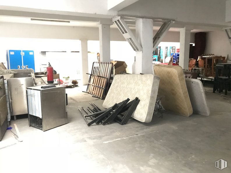 Retail for sale at Calle Boltaña, 63, San Blas - Canillejas, Madrid, 28022 with building, automotive design, wood, floor, flooring, ceiling, hardwood, hall, house and city around