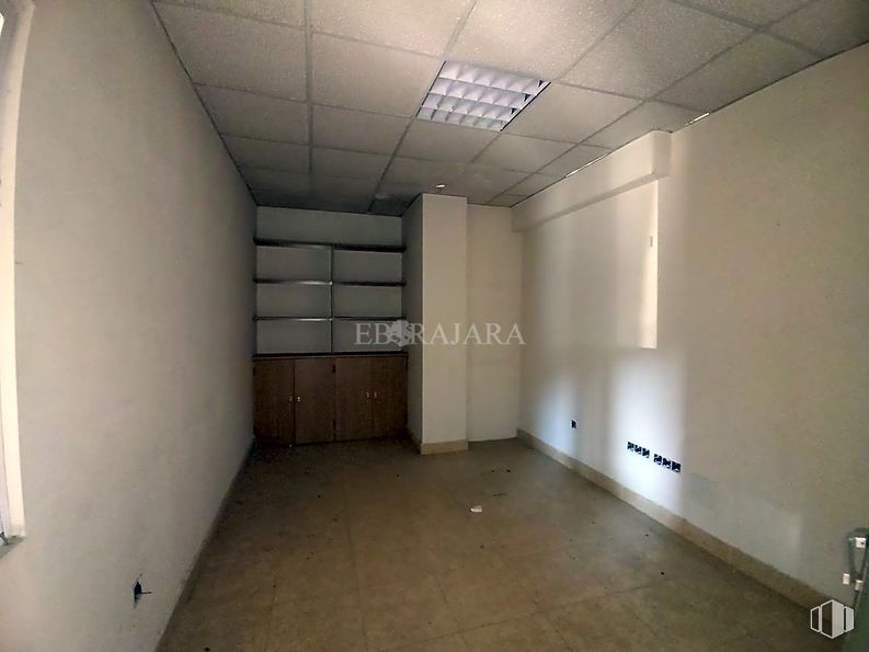 Retail for rent at Calle Calera, Talavera de la Reina, Toledo, 45600 with light fixture, lighting, fixture, hall, floor, flooring, wood, ceiling, building and concrete around