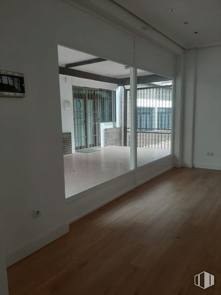 Retail for rent at Calle Ecuador, Majadahonda, Madrid, 28220 with building, window, hall, wood, fixture, floor, flooring, laminate flooring, ceiling and hardwood around