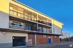 Local en alquiler en Casco urbano, Arcas del Villar, Cuenca, 16123 con ventana, edificio, cielo, puerta, diseño urbano, zona residencial, fachada, ciudad, edificio comercial y accesorio alrededor