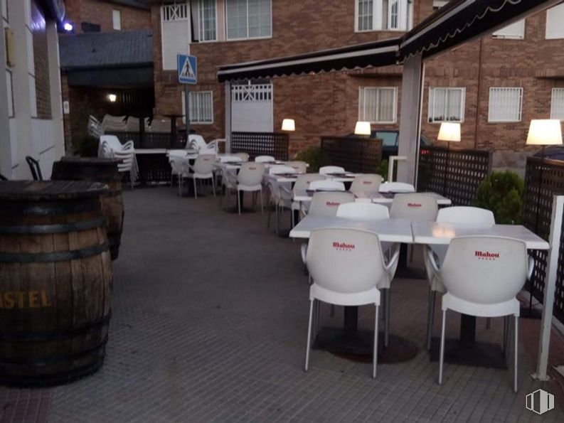 Retail for sale at Calle Jaral, 12, Villanueva del Pardillo, Madrid, 28229 with chair, barrel, table, building, window, furniture, interior design, flooring, wood and floor around