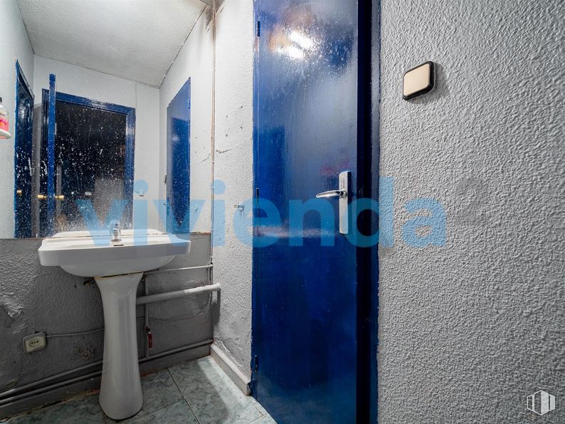 Local en venta en Calle Hermanos Machado, Ciudad Lineal, Madrid, 28017 con fregadero, espejo, grifo, accesorios de fontanería, edificio, azul, cuarto de baño, morado, lavabo y interiorismo alrededor