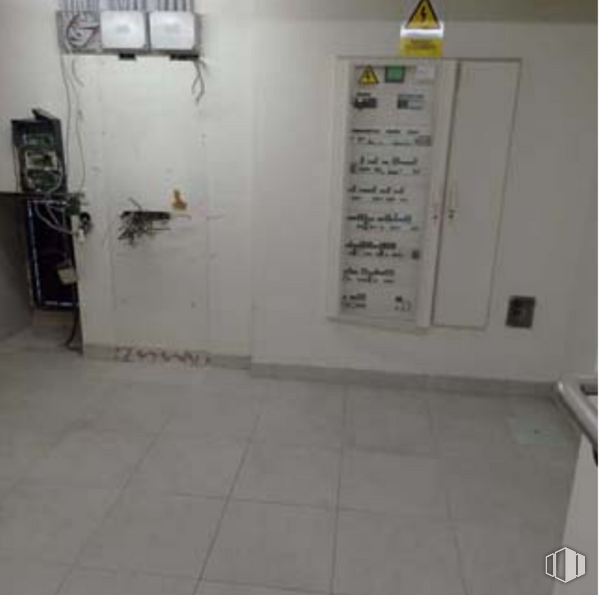 Retail for sale & for rent at Calle Valdecanillas, 9, San Blas - Canillejas, Madrid, 28037 with whiteboard, fixture, gas, flooring, machine, font, event, room, electricity and ceiling around