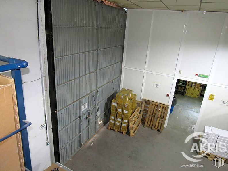 Industrial for sale at Calle Río Torviscal, Toledo, 45007 with packaged goods, wood, flooring, floor, gas, engineering, machine, house, ceiling and composite material around