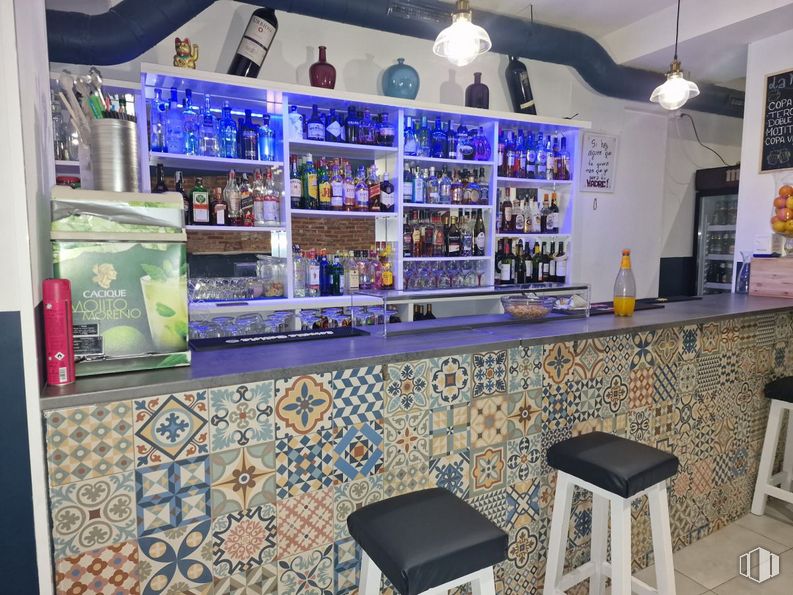 Local en venta en Barrio Palacio, Centro, Madrid, 28005 con taburete, productos envasados, alumbrado, interiorismo, barware, taburete de bar, edificio, establecimiento de bebidas, botella y suelos alrededor