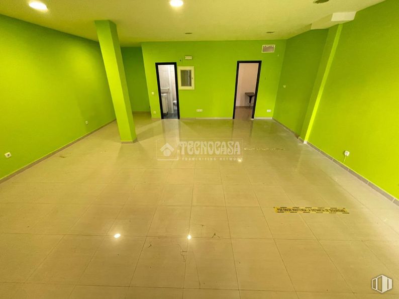 Local en venta en Zona Espinilla - Parque Blanco, Coslada, Madrid, 28820 con accesorio, pintura, suelo de baldosas, puerta, suelos, suelo, edificio, madera, techo y hall alrededor