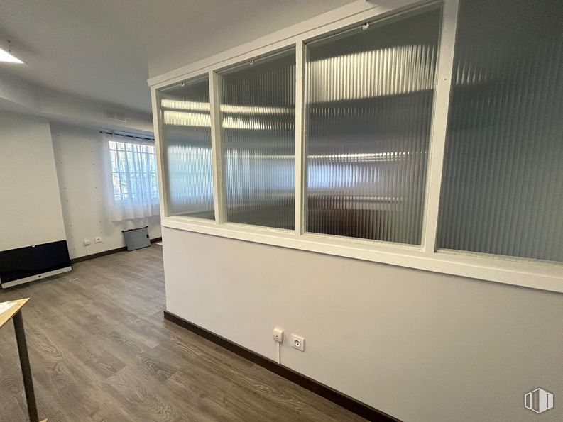 Retail for rent at Avenida Emperatriz Isabel, Carabanchel, Madrid, 28019 with window, window blind, building, wood, shade, floor, flooring, hall, fixture and glass around