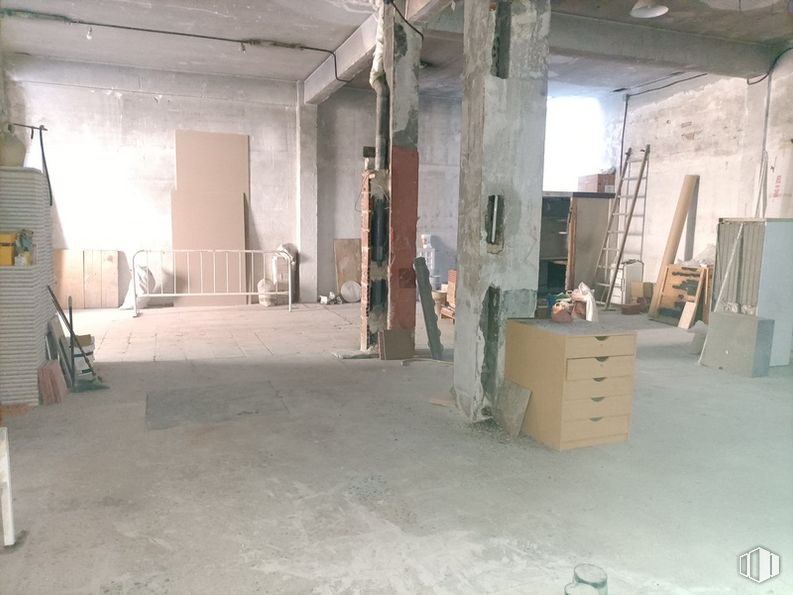 Industrial for rent at Calle Alcaudón, Carabanchel, Madrid, 28019 with chest of drawers, wood, flooring, floor, gas, machine, hall, hardwood, ceiling and event around