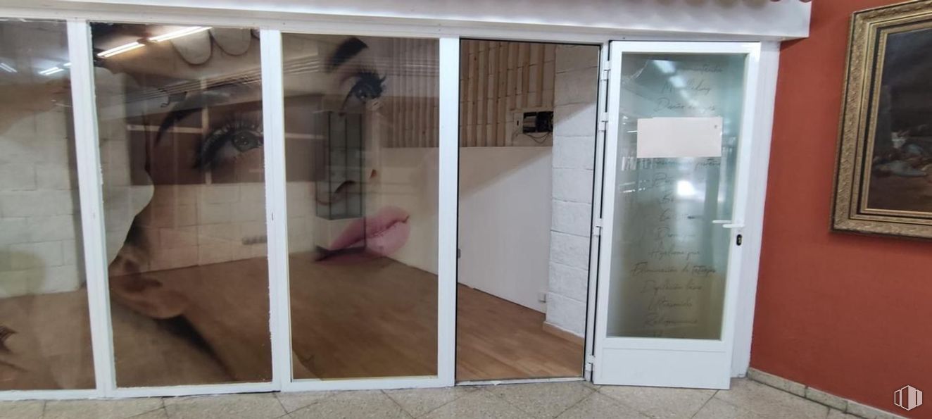 Local en alquiler y venta en Avenida Constitución, Móstoles, Madrid, 28931 con puerta, marco, suelos, suelo, vidrio, madera dura, tinte para madera, puerta de casa, suelos de madera y diseño alrededor