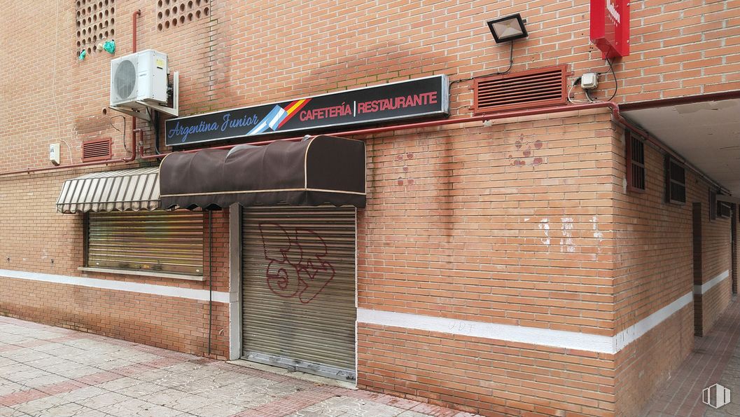 Local en alquiler en Plaza Clarín, 8, Rivas-Vaciamadrid, Madrid, 28529 con puerta, ventana, propiedad, edificio, accesorio, madera, albañilería, material de construcción, superficie de carretera y ladrillo alrededor