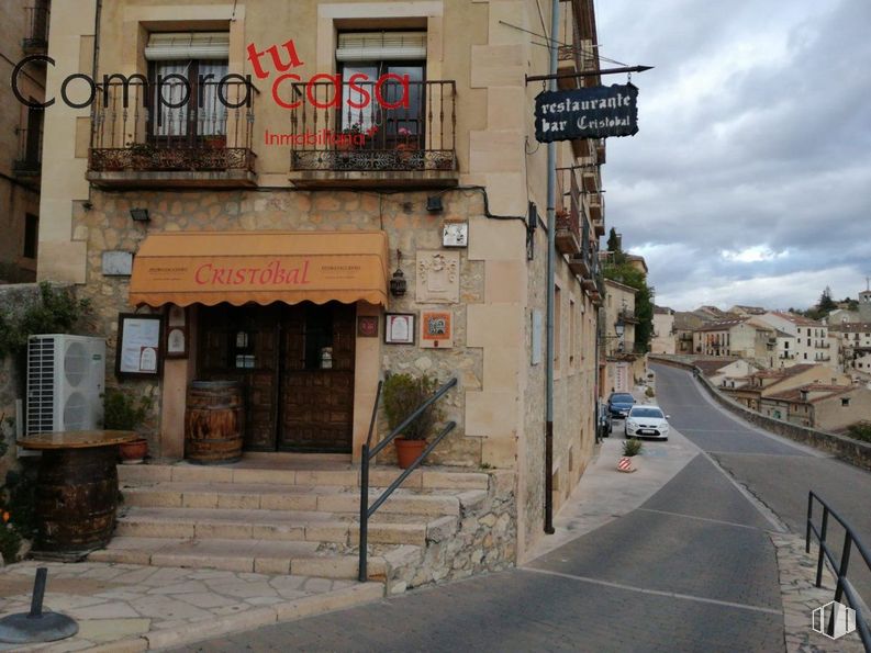 Retail for sale at Calle Conde Sepúlveda, Sepúlveda, Segovia, 40300 with window, plant, cloud, flowerpot, sky, building, houseplant, road surface, door and car around