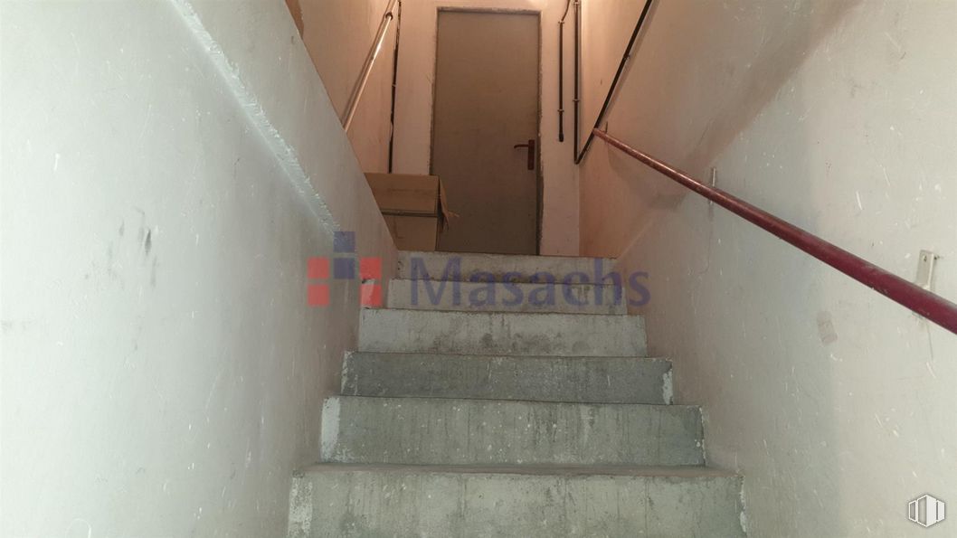 Local en venta en Zona Villaverde, Villaverde, Madrid, 28021 con escaleras, edificio, madera, gris, suelo, suelos, pintura, casa, en paralelo y tintes y matices alrededor