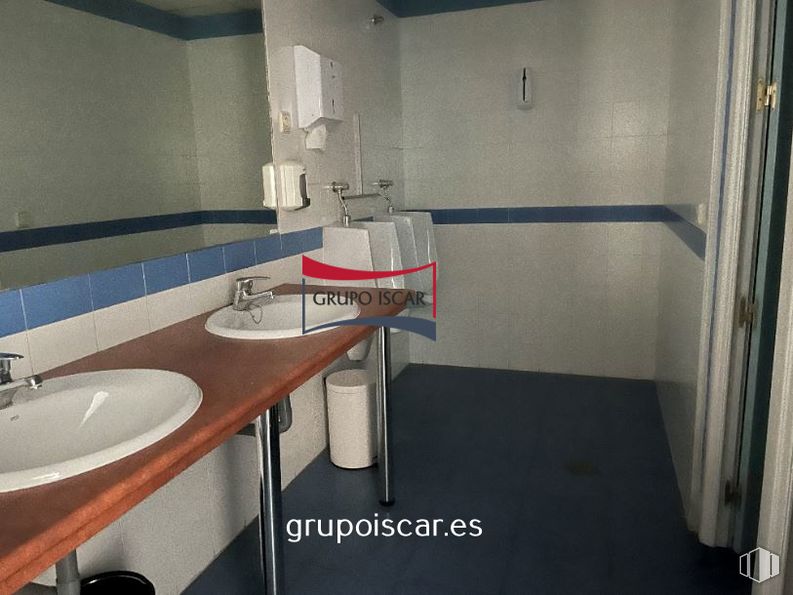 Oficina en venta en Calle Miguel Fleta, 8, San Blas - Canillejas, Madrid, 28037 con fregadero, grifo, accesorio de fontanería, espejo, propiedad, lavabo de baño, baño, edificio, accesorio y piso alrededor