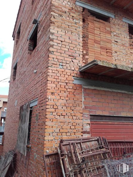 Land for sale at Casco urbano, Pedrezuela, Madrid, 28723 with building, window, property, fixture, wood, brickwork, brick, building material, material property and residential area around