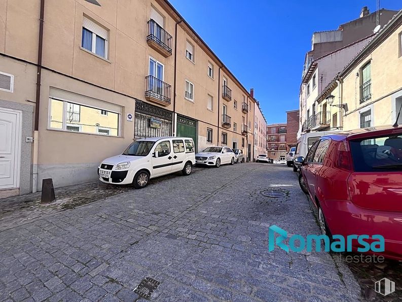 Retail for sale at Calle Cruz de Alcaravaca, Ávila, 05003 with car, window, building, automotive parking light, tire, vehicle, property, sky, wheel and motor vehicle around