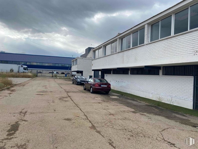 Nave en alquiler en Polígono industrial Nilo, Alcalá de Henares, Madrid, 28808 con coche, edificio, ventana, nube, cielo, vehículo, neumático, rueda, asfalto y lote de terreno alrededor