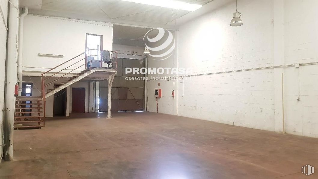 Industrial for sale at Polígono Santa Ana, Rivas-Vaciamadrid, Madrid, 28529 with light fixture, floor and building material around