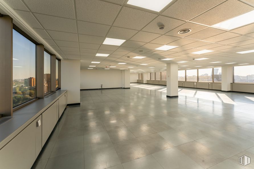 Oficina en alquiler en Avenida Burgos, 12, Chamartín, Madrid, 28036 con ebanistería, propiedad, luz, accesorio, diseño de interiores, encendiendo, entrada, piso, suelo y línea alrededor