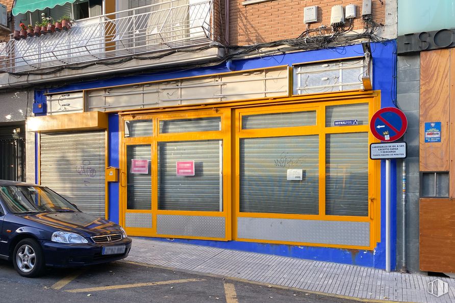 Retail for sale at Calle San Martín, 14, Pinto, Madrid, 28320 with wheel, car, automotive parking light, land vehicle, tire, vehicle, building, vehicle registration plate, automotive lighting and infrastructure around