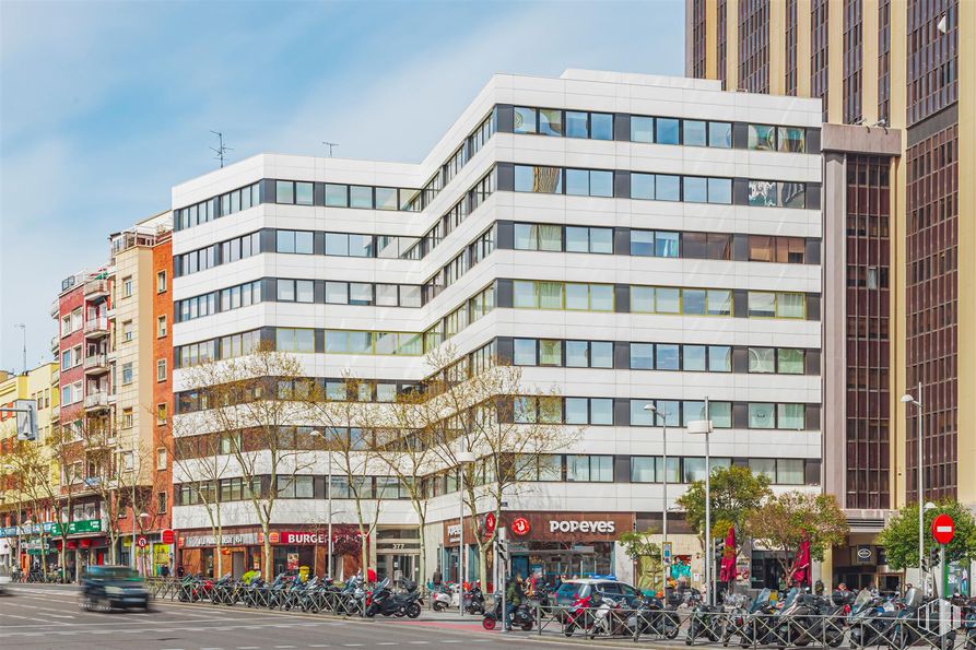 Oficina en alquiler en Calle Bravo Murillo, Tetuán, Madrid, 28020 con edificio, rueda, durante el día, propiedad, cielo, ventana, neumático, nube, diseño urbano y planta alrededor