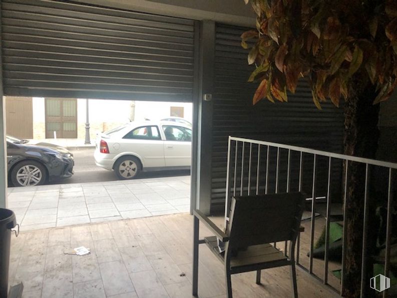 Local en alquiler y venta en Calle Eras, Villaviciosa de Odón, Madrid, 28670 con coche, neumático, silla, persiana de la ventana, ventana, rueda, vehículo, iluminación del automóvil, edificio y sombra alrededor