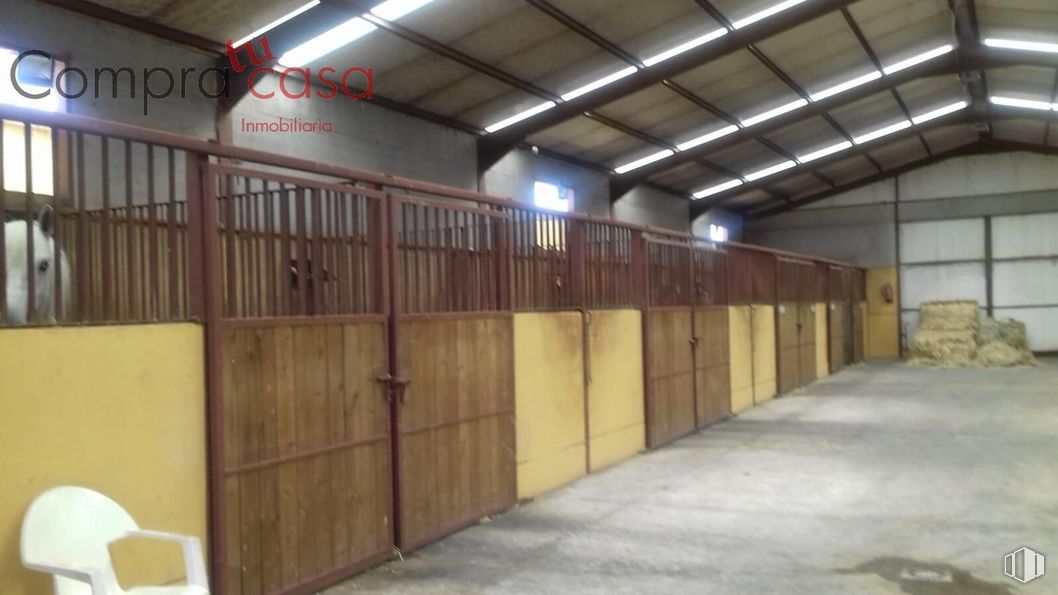 Industrial for sale at Calle Eras, Espirdo, Segovia, 40191 with chair, stable, horse, pack animal, working animal, sorrel, horse supplies, livestock, mare and animal stall around