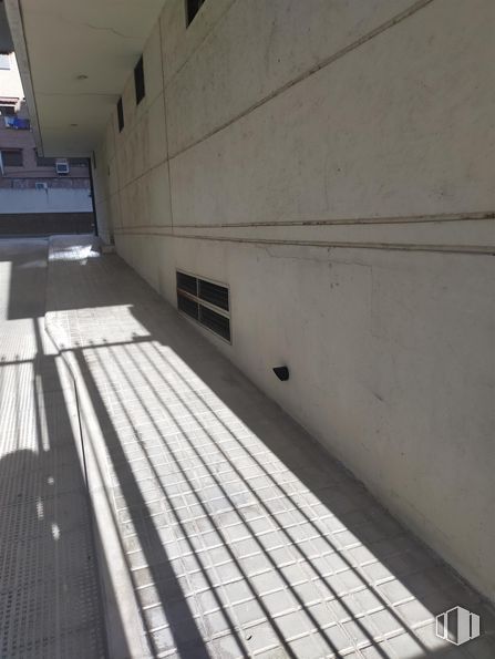 Local en venta en Calle José Arcones Gil, Ciudad Lineal, Madrid, 28017 con ventana, edificio, madera, suelos, suelo, material compuesto, superficie de la carretera, sombra, fachada y tejado alrededor