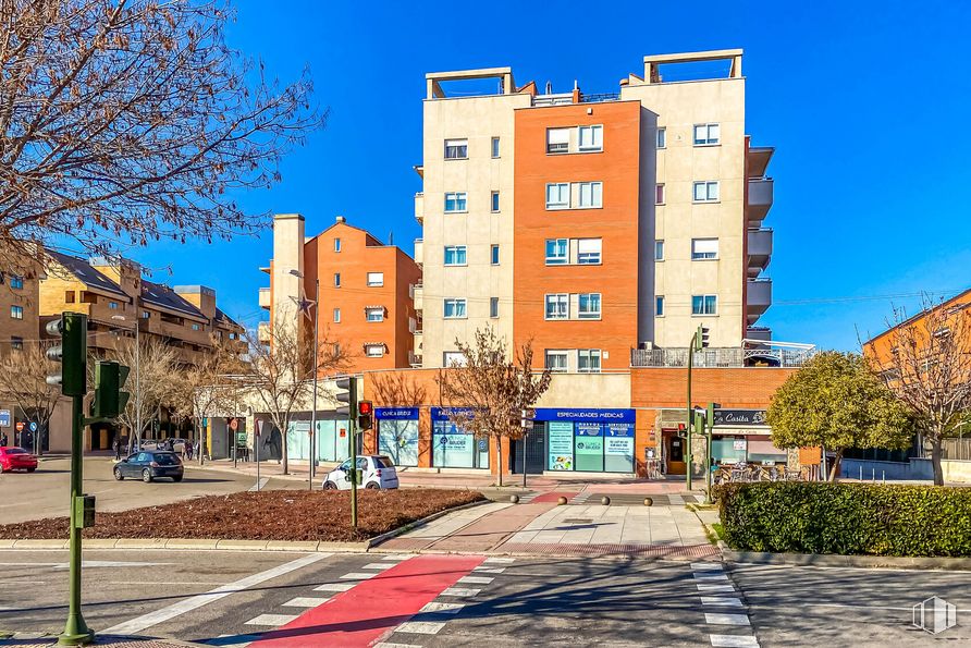 Local en alquiler en Avenida Juan Carlos I, 14, Alcalá de Henares, Madrid, 28806 con edificio, cielo, planta, durante el día, ventana, propiedad, infraestructura, árbol, luz de la calle y alumbrado alrededor