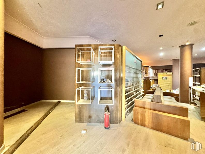 Retail for sale at Calle Juan José Martín, Ávila, 05001 with flooring, wood, interior design, floor, ceiling, lighting, shelving, hardwood, wood stain and wood flooring around