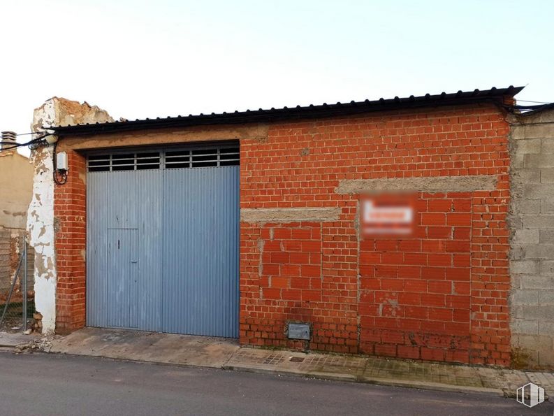 Land for sale at Calle Montoya, Las Pedroñeras, Cuenca, 16660 with door, house, window, brickwork, wood, brick, fixture, road surface, building material and asphalt around