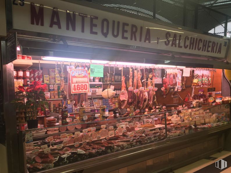 Local en alquiler en El Mercado Municipal de Vallehermoso, Calle Vallehermoso, 36, Chamberí, Madrid, 28015 con edificio, venta al por menor, mercado, comida, ciudad, comercio, vitrina, alimentos integrales, cliente y mercado alrededor