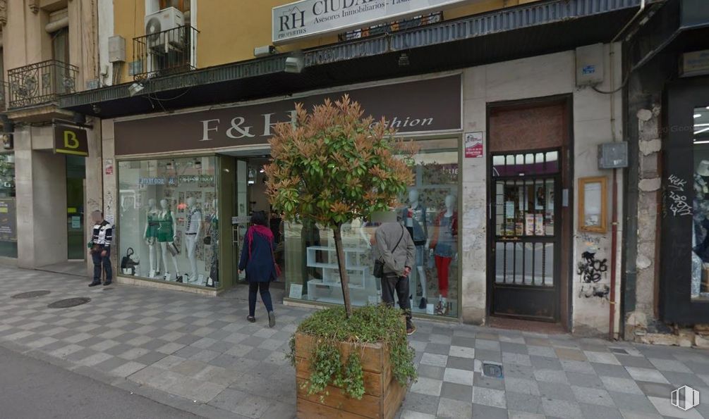 Retail for sale at Zona Carretería, Cuenca, 16002 with person, flowerpot, building, door, plant, retail, city, facade, real estate and sidewalk around