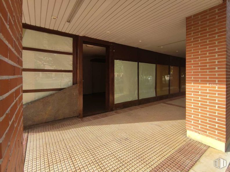 Retail for rent at Barrio Santa María de Benquerencia, Toledo, 45007 with window blind, wood, hall, door, interior design, brick, flooring, floor, brickwork and shade around