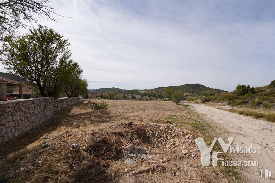 Land for sale at Camino Buendía, 1, Albalate de Zorita, Guadalajara, 19117 with house, cloud, sky, plant, tree, road surface, highland, asphalt, slope and natural landscape around