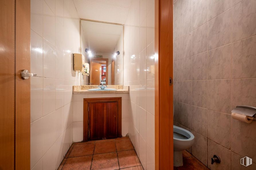 Retail for sale at Calle Fivasa, Ávila, 05003 with toilet, cabinetry, bathroom cabinet, flooring, wall, floor, wood, bathroom, ceiling and interior design around