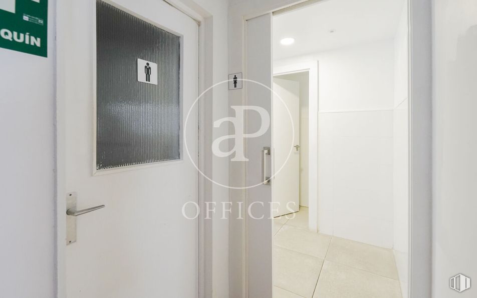 Oficina en alquiler en Calle Marqués de Monteagudo, Salamanca, Madrid, 28028 con accesorio, puerta, madera, interiorismo, puerta de ducha, suelos, suelo, exterior del automóvil, pared y fuente alrededor