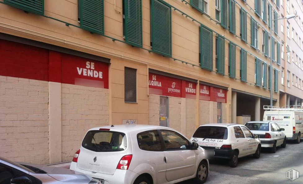 Retail for sale & for rent at Calle De La Pila, 3, Parla, Madrid, 28980 with car, tire, land vehicle, wheel, automotive parking light, vehicle, property, window, vehicle registration plate and building around