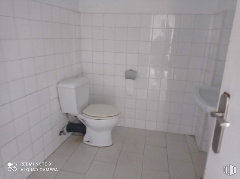 Industrial for rent at Calle Gamonal, 12, Villa de Vallecas, Madrid, 28031 with toilet, toilet seat, bathroom, purple, floor, flooring, plumbing fixture, fixture, composite material and plumbing around