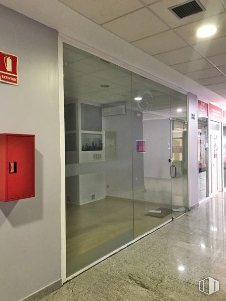 Local en venta en Centro Comercial Eroski, Avenida Circunvalación, 242, Daganzo de Arriba, Madrid, 28814 con ebanistería, edificio, accesorio, piso, suelo, pared, propiedad material, vidrio, techo y metal alrededor