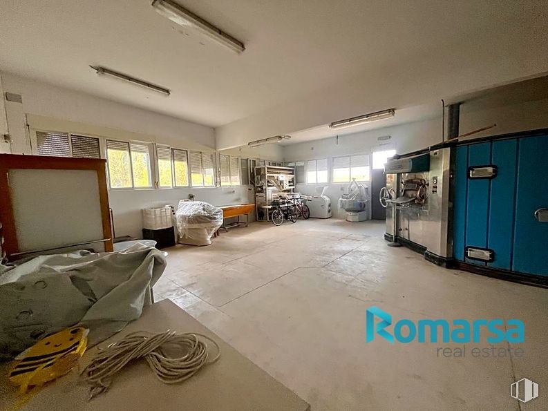 Industrial for sale & for rent at Carretera Piedrahita, Muñogalindo, Ávila, 05530 with window, interior design, floor, flooring, building, hall, ceiling, wood, machine and tire around